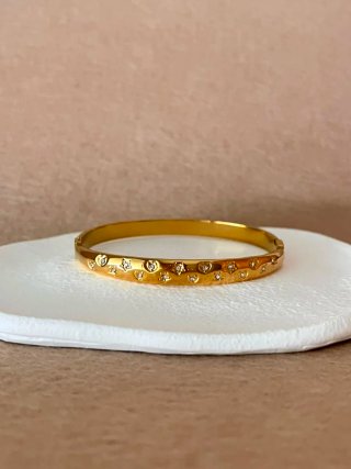 Pulsera dorada con corazones y estrellas