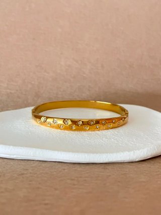 Pulsera dorada con corazones y estrellas