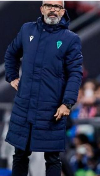 Chaquetón largo Macron del Cádiz CF Talla XL.