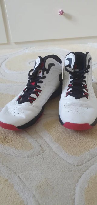 Zapatillas Baloncesto Blancas y Rojas