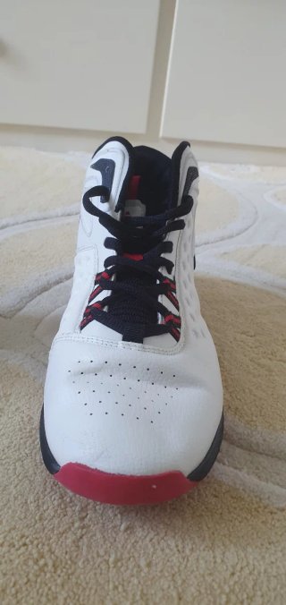 Zapatillas Baloncesto Blancas y Rojas
