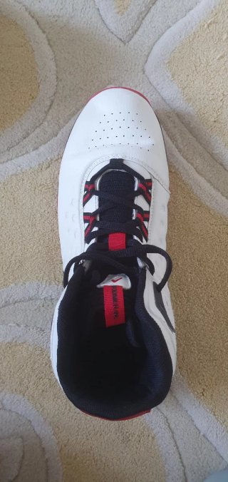 Zapatillas Baloncesto Blancas y Rojas
