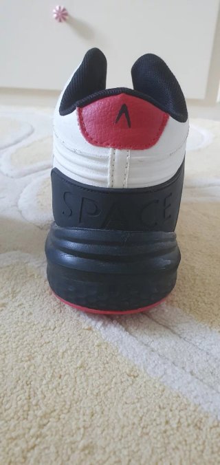 Zapatillas Baloncesto Blancas y Rojas