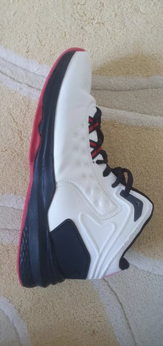 Zapatillas Baloncesto Blancas y Rojas