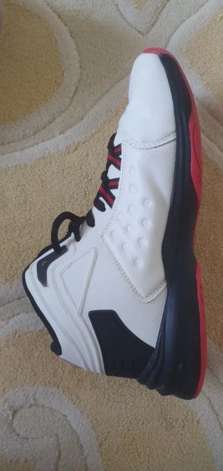 Zapatillas Baloncesto Blancas y Rojas