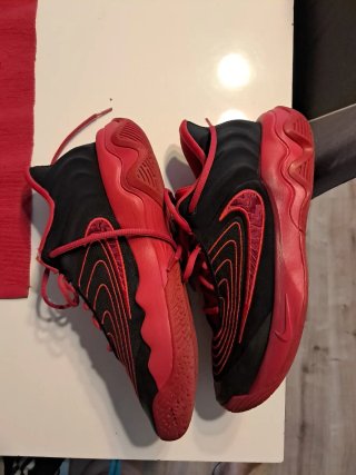 Zapatillas Baloncesto Negras y Rojas