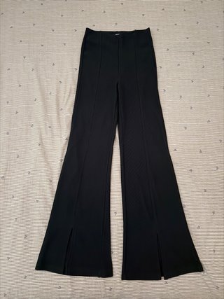 Pantalones negros acampanados con abertura