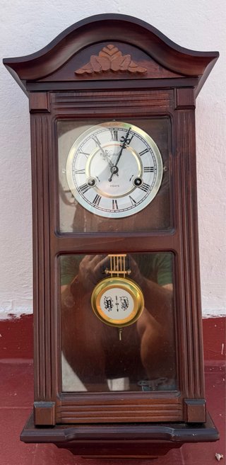 Reloj de pared antiguo de madera
