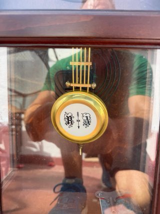Reloj de pared antiguo de madera