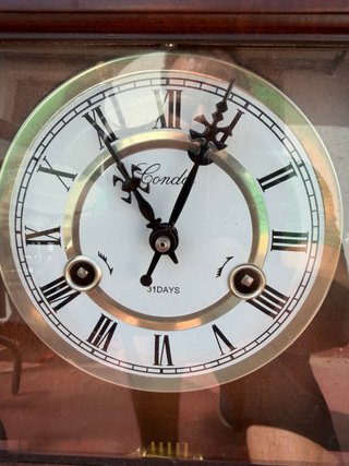 Reloj de pared antiguo de madera