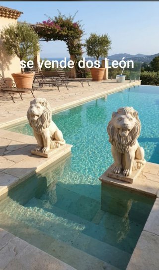 Escultura de león antiguo