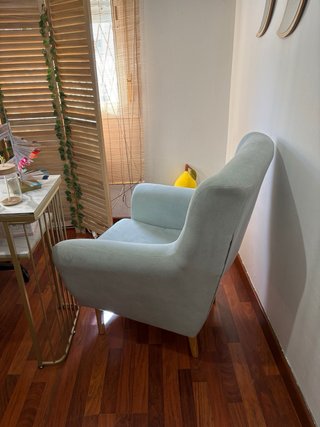 Sillón de tela verde agua