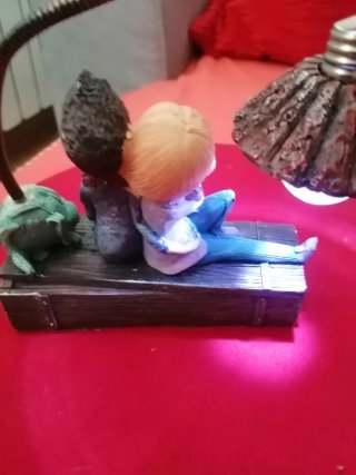 Figura niño y niña con luz