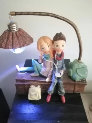 Figura niño y niña con luz