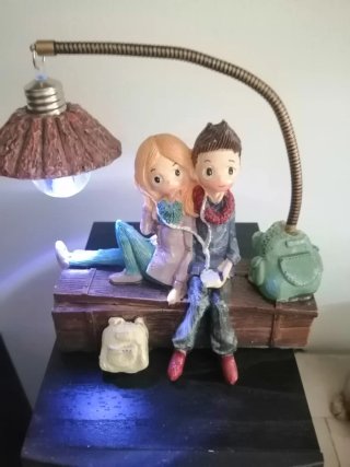 Figura niño y niña con luz