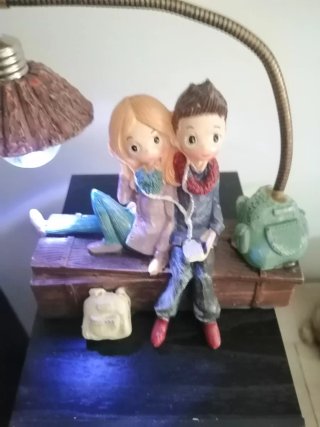 Figura niño y niña con luz