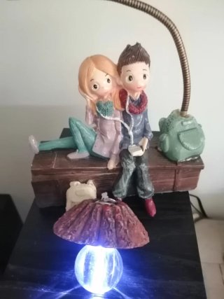 Figura niño y niña con luz