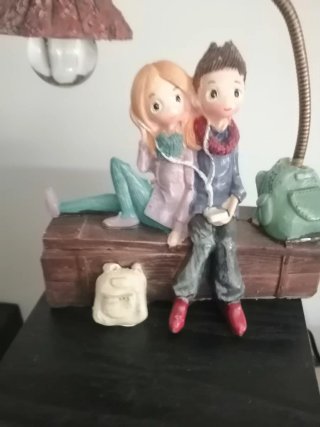 Figura niño y niña con luz