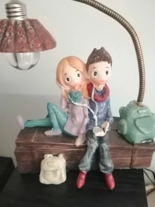 Figura niño y niña con luz