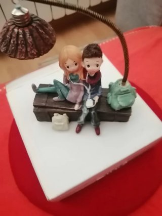Figura niño y niña con luz