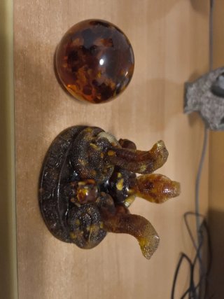 Figura ámbar cobras con esfera