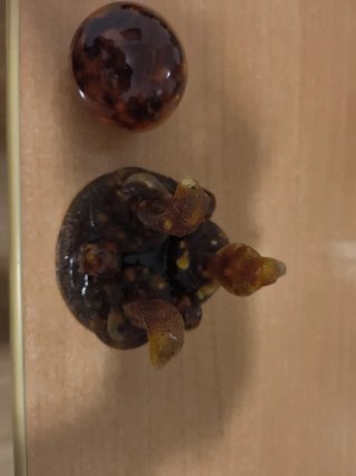Figura ámbar cobras con esfera