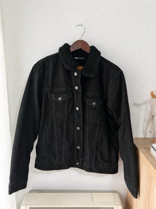 Chaqueta vaquera negra Zara con borreguito