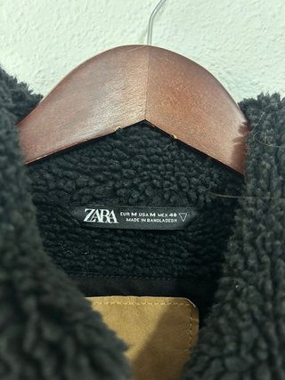 Chaqueta vaquera negra Zara con borreguito