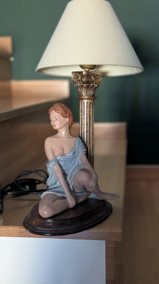 Lámpara de mesa vintage figura mujer