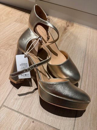 Zapatos de tacón dorados Anna Field