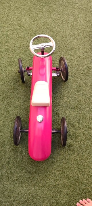 Coche correpasillos rosa con número 01 Vilac