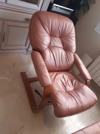 Sillón reclinable de cuero con reposapiés
