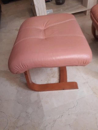 Sillón reclinable de cuero con reposapiés