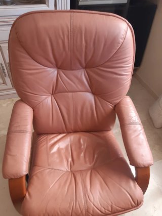 Sillón reclinable de cuero con reposapiés