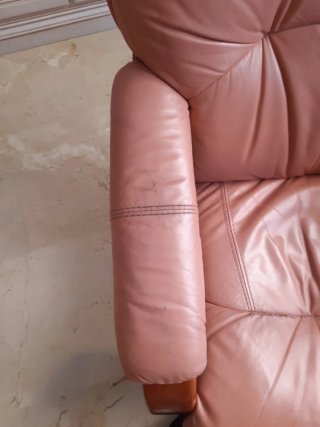 Sillón reclinable de cuero con reposapiés