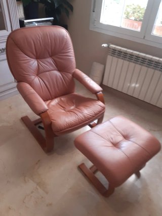Sillón reclinable de cuero con reposapiés
