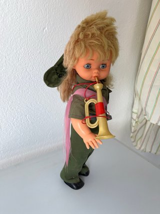 Muñeca con banda y trompeta
