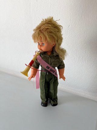 Muñeca con banda y trompeta
