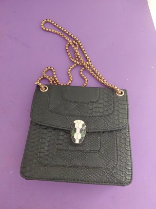 Bolso negro con cadena dorada