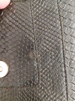 Bolso negro con cadena dorada