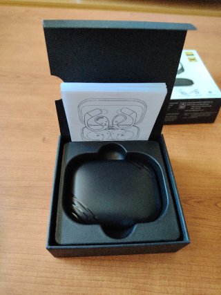 Cascos inalámbricos negros y dorados