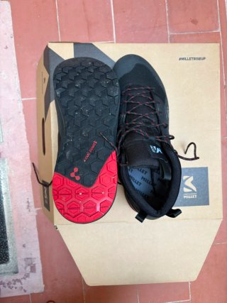Botas Millet Trekking Negras y Rojas