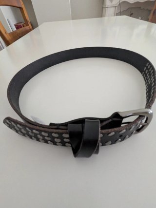 Cinturón de piel negro con tachuelas
