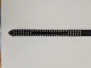 Cinturón de piel negro con tachuelas