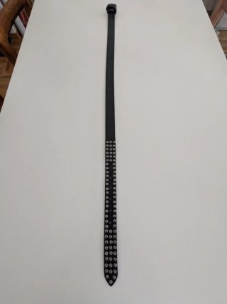 Cinturón de piel negro con tachuelas