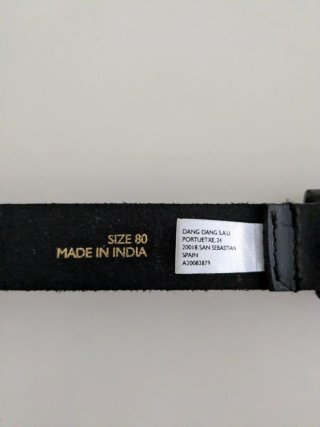 Cinturón de piel negro con tachuelas