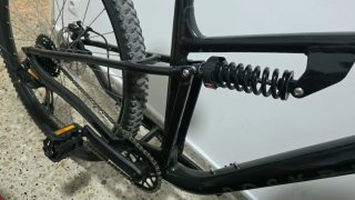 Bicicleta de montaña negra con doble suspensión