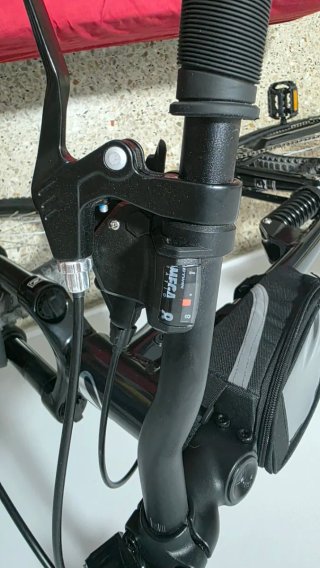 Bicicleta de montaña negra con doble suspensión