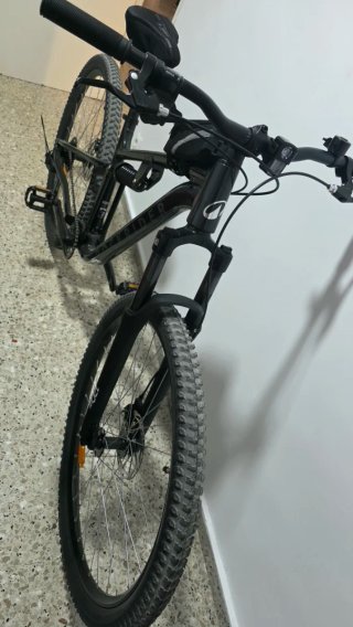 Bicicleta de montaña negra con doble suspensión