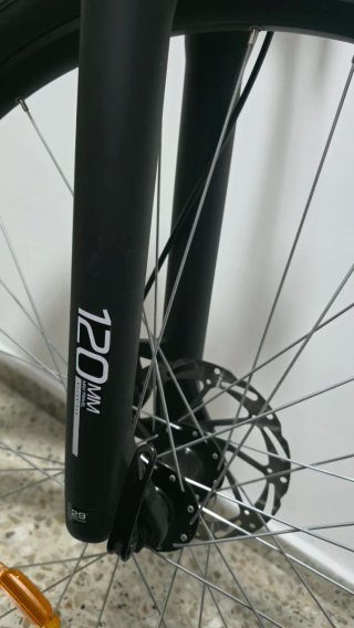 Bicicleta de montaña negra con doble suspensión